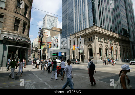 Die Yonge Street und Queen Street, Toronto, Kanada Stockfoto