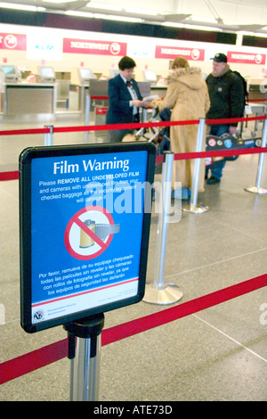 Northwest Airlines Sicherheit Ticket Screener in Minneapolis-St. Paul International Airport. Minneapolis Minnesota MN USA Stockfoto