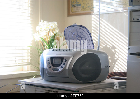 CD-Disk-Player neben Schreibtisch im Büro zu Hause. St Paul Minnesota MN USA Stockfoto