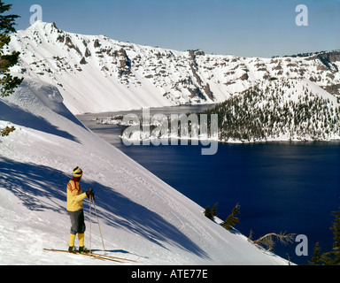 Crater Lake Nationalpark in Oregon, wo ein Langläufer den Winter Blick auf Wizard Island und der Ost-Felge genießt Stockfoto