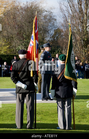 Zwei Kriegsveteranen (Ex-Soldaten), die Standards und Streitkräfte halten - Gedenkfeier im Freien, Stonefall Cemetery, Harrogate, Yorkshire, England, VEREINIGTES KÖNIGREICH. Stockfoto