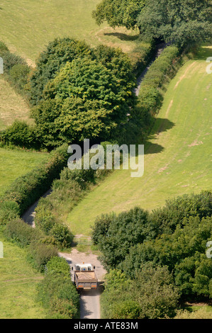 EINE KLEINE BAUHERREN LKW FAHREN AUF A LANE IN GLOUCESTERSHIRE COTSWOLDS UK Stockfoto