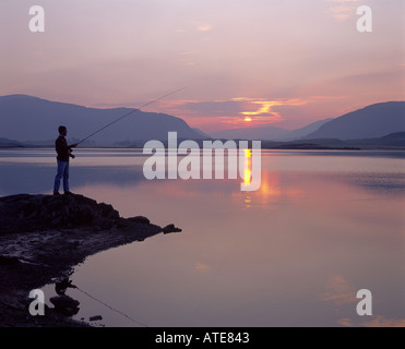 Sonnenuntergang Fischen auf Forellen am Spey Dam Laggan Strathspey Inverness-Shire Highland Region Schottland Stockfoto