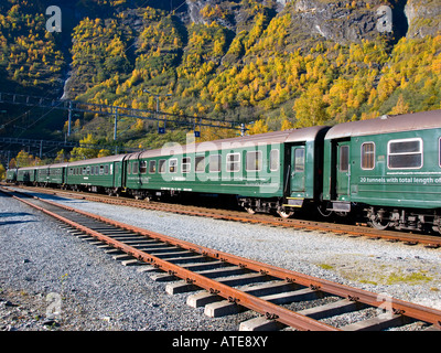 Waggons von der Flåmbahn sitzen auf den Gleisen in Flåm, Norwegen. Stockfoto