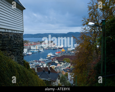 Ein Blick auf den Bergen Hafen aus die Fløibahn. Stockfoto