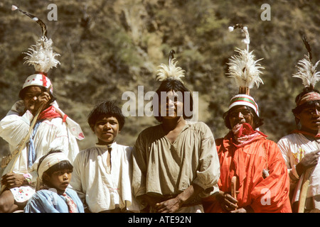 Tarahumara indische Männer immer bereit für Ostern feiern im Humaibo. Fiesta Teil christlicher Teil Heide Stockfoto