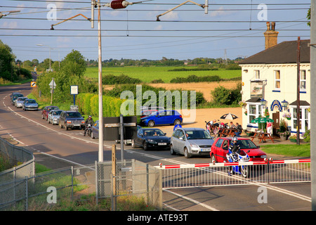 Verkehrsstaus, die anlässlich einer Eisenbahn Bahnübergang EFSZ Tallington Lincolnshire England Großbritannien UK Stockfoto