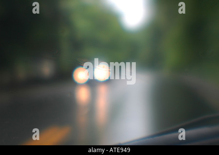 Auto verschwommen Scheinwerfer regnerischen Tag fahren Stockfoto