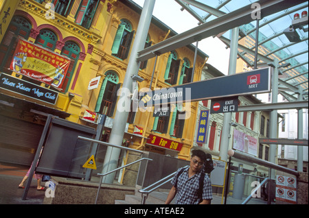 Eingang der Chinatown MRT Station in Singapur, die Kombination aus neuer Architektur mit alten Stil Shop Häuser Stockfoto