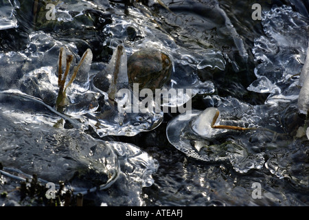 Eisformationen in einem Bach Stockfoto