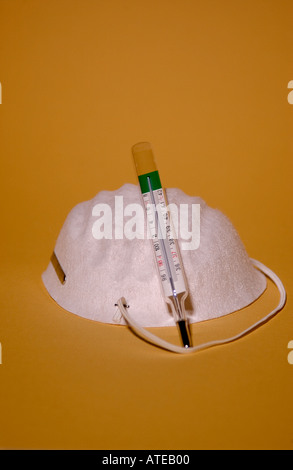 Thermometer und weiße Schutzmaske. USA Stockfoto