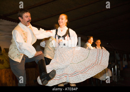 Die Tanzgruppe "Domjan" ausführen in einer Csarda (traditionelle ungarische Taverne) in Budapest / Ungarn Stockfoto