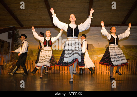 Die Tanzgruppe "Domjan" ausführen in einer Csarda (traditionelle ungarische Taverne) in Budapest / Ungarn Stockfoto