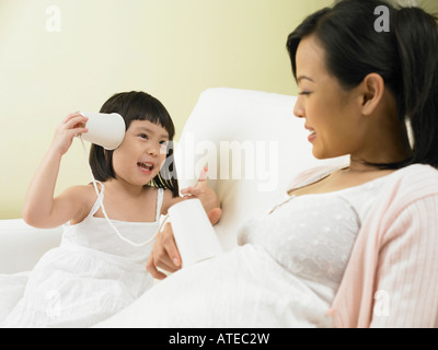 Mädchen mit Baby im Bauch der Mutter zu kommunizieren Stockfoto