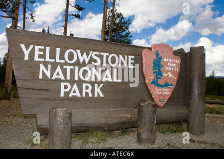 National Parks Service Schild am südlichen Eingang Yellowstone-Nationalpark, Wyoming Stockfoto
