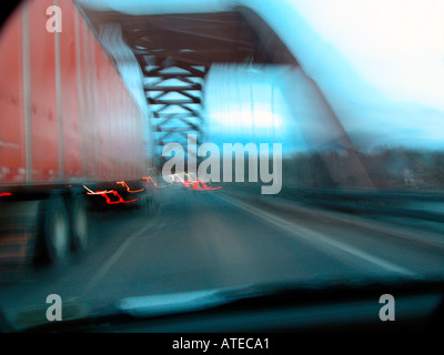 Passing Lane auf der Autobahn in den Abendstunden Stockfoto