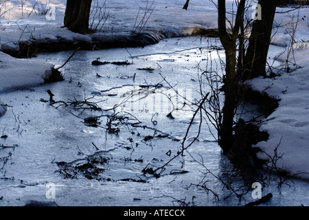 Eisformationen in einem Bach Stockfoto