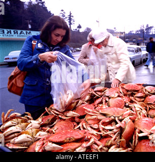 Shopping für Dungeness Krabbe auf dem Wasser in Newport auf der Küste von Oregon Stockfoto