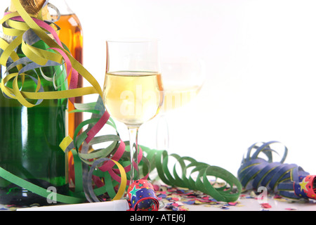Partytime mit textfreiraum Gläser Spirituosen und Papier Konfetti mit Luftschlangen und Partei Gebläse auf weißem Hintergrund Stockfoto
