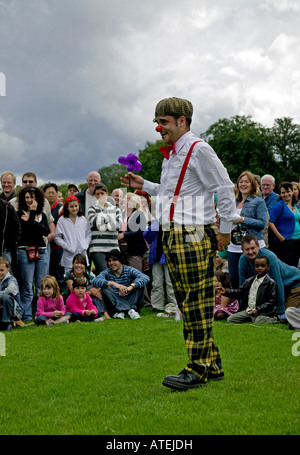 Performer hält Ballon beim betrachten Publikum, Edinburgh Fringe Sonntag 2007, Wiesen, Schottland, UK, Europa Stockfoto