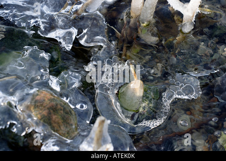 Eisformationen in einem Bach Stockfoto