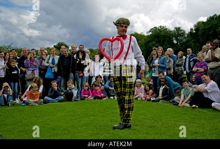 Performer hält herzförmige Ballons beim betrachten Publikum, Edinburgh Fringe Sonntag 2007, Wiesen, Schottland, UK, Europa Stockfoto