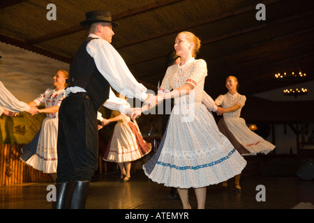 Die Tanzgruppe "Domjan" ausführen in einer Csarda (traditionelle ungarische Taverne) in Budapest / Ungarn Stockfoto