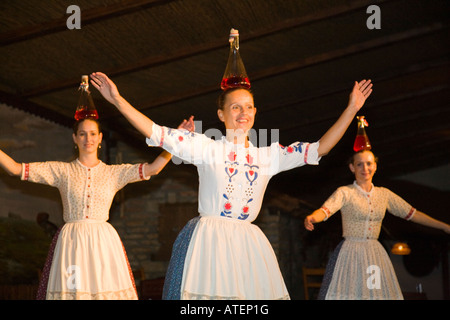 Die Tanzgruppe "Domjan" ausführen in einer Csarda (traditionelle ungarische Taverne) in Budapest / Ungarn Stockfoto