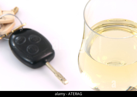 soziale Fragen don t Getränk und Laufwerk Glas Wein hautnah mit Auto Schlüssel Backgroung verschwommen auf weiß Stockfoto