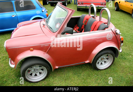 2004 pink Mini Cooper S, mit Augenbrauen auf den Scheinwerfern;  Fahrzeugverkehr, bewegliche Fahrzeuge, Autos, Fahrzeuge, die auf britischen  Straßen fahren, Motoren, auf dem Weg zur Capesthorne Hall classic May Car  Show, Ceshire