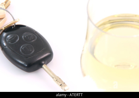 soziale Fragen don t Getränk und Laufwerk Glas Wein hautnah verschwommen und Auto Schlüssel Fokus isoliert auf weißem Hintergrund Stockfoto