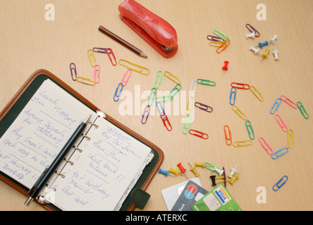 Tagebuch-Büroklammern-Bleistift-stress Stockfoto