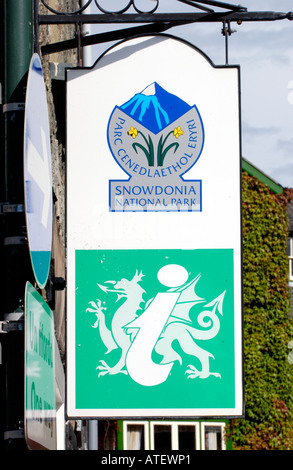 Snowdonia National Park Tourist Information Centre Zeichen im Ortszentrum Gwynedd North Wales UK Stockfoto