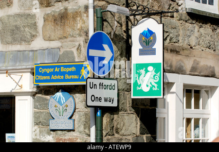 Zweisprachige Schilder außen Snowdonia National Park Tourist Information Centre in Wales Gwynedd North Wales UK Stockfoto