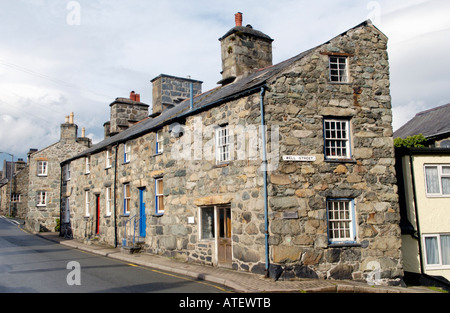 Terrasse des traditionellen Steinhäusern gebaut terrassenförmig angelegten Häuser typisch für die Region im Ortszentrum Gwynedd North Wales UK Stockfoto