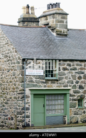 Ehemaligen Tante-Emma-Laden in Steinhaus in der walisischen Stadt von Wales Gwynedd North Wales UK sprechen umgewandelt Stockfoto