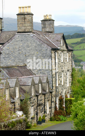 Traditionellen Steinhäusern und großes Haus in der walisischen Stadt von Wales Gwynedd North Wales UK sprechen Stockfoto