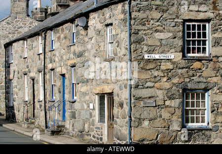 Traditionelle terrassenförmig angelegten Hütten gebaut mit großen unregelmäßig geformten Steinen typisch für die Region Gwynedd North Wales UK Stockfoto