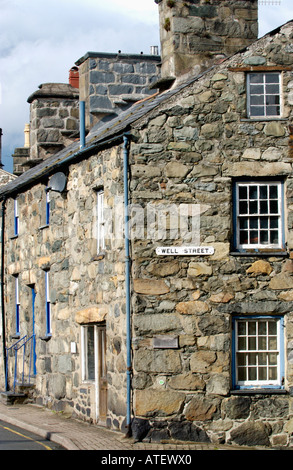 Traditionelle terrassenförmig angelegten Hütten gebaut mit großen unregelmäßig geformten Steinen typisch für die Region Gwynedd North Wales UK Stockfoto