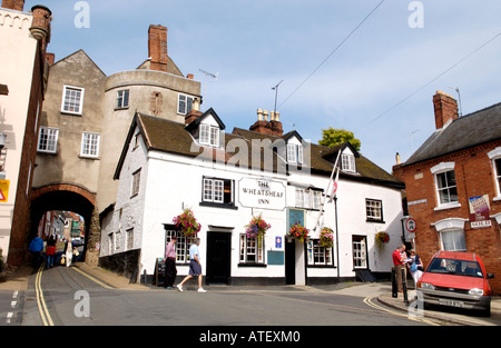 Das Wheatsheaf Inn neben dem alten Stadttor in Ludlow Shropshire England UK Stockfoto