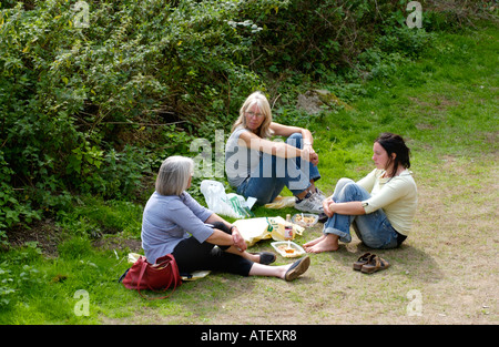 Frauen-Besucher-Picknick im Schlosspark an der jährlichen Ludlow Food Festival Shropshire England UK Stockfoto