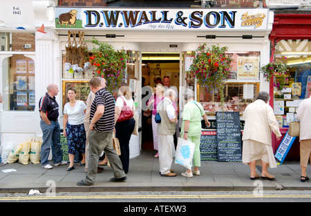 Metzger-Shop mit Shopper einkaufen während der jährlichen Ludlow Food Festival Shropshire England UK Stockfoto