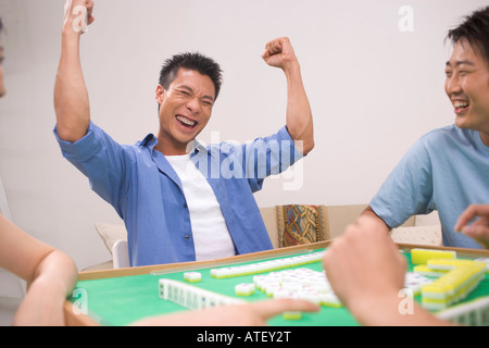 Junger Mann ballte die Fäuste Stockfoto