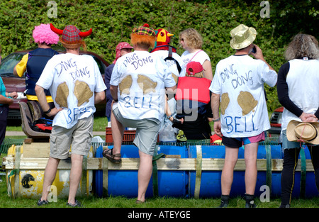 Konkurrenten im jährlichen Charity-Floß-Rennen am Fluss Wye bei Monmouth Monmouthshire South East Wales UK Stockfoto