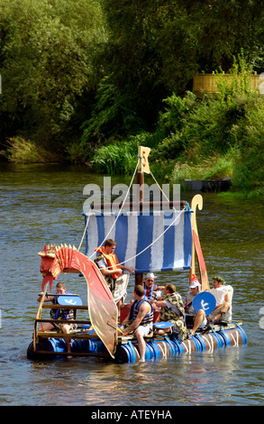 Konkurrenten im jährlichen Charity-Floß-Rennen am Fluss Wye bei Monmouth Monmouthshire South East Wales UK Stockfoto