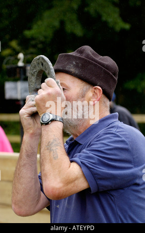 Konkurrent in der konstituierenden British Open Quoits Championship im Dorf von Pumpsaint Carmarthenshire West Wales UK Stockfoto