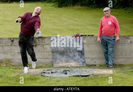 Konkurrenten in der konstituierenden British Open Quoits Championship im Dorf von Pumpsaint Carmarthenshire West Wales UK Stockfoto