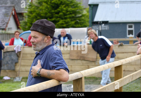 Konkurrenten in der konstituierenden British Open Quoits Championship im Dorf von Pumpsaint Carmarthenshire West Wales UK Stockfoto