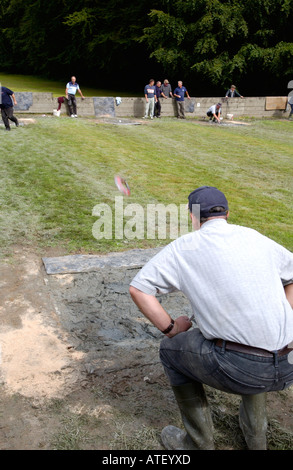 Konkurrenten in der konstituierenden British Open Quoits Championship im Dorf von Pumpsaint Carmarthenshire West Wales UK Stockfoto