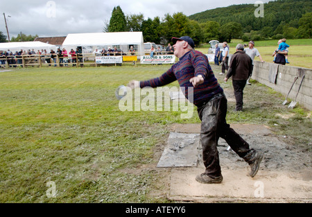 Konkurrenten in der konstituierenden British Open Quoits Championship im Dorf von Pumpsaint Carmarthenshire West Wales UK Stockfoto